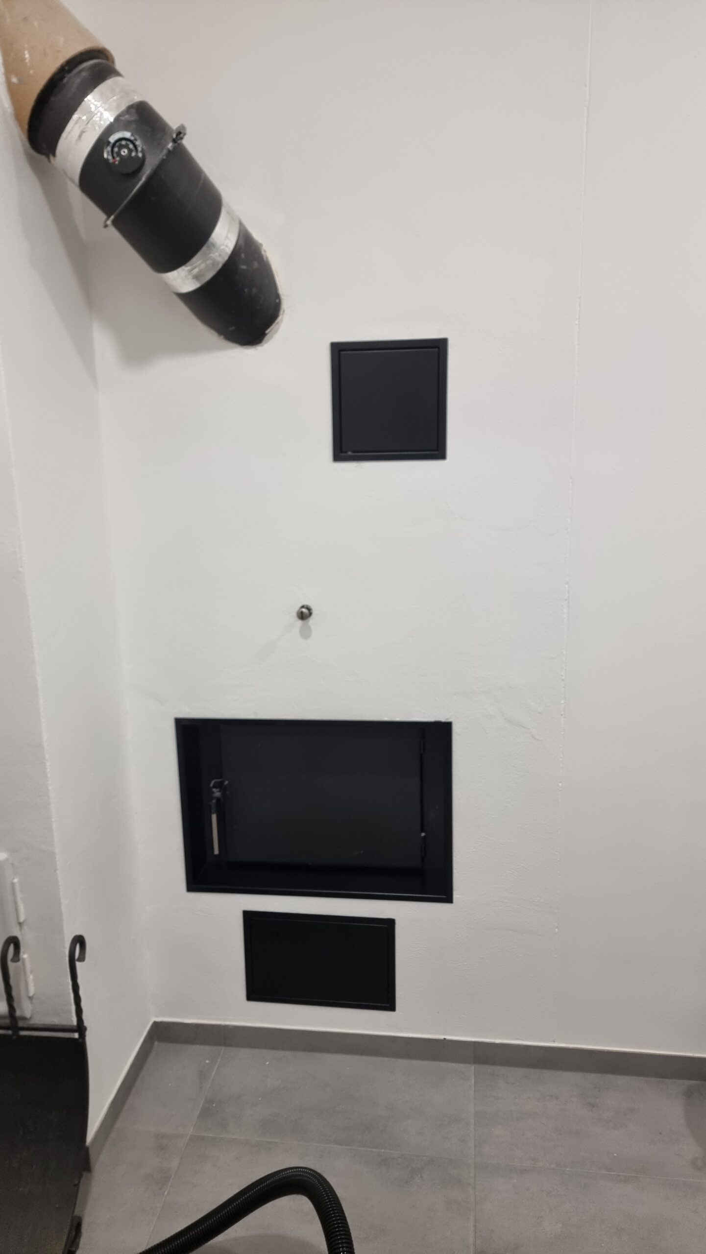 teplovzdušný krb rohový se zadním přikládáním